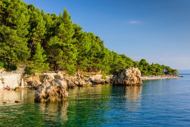 Brela kasabası, Dalmaçya bölgesi, Hırvatistan - 14 Eylül 2018: pitoresk Adriyatik kıyıları. Brela tatil köyündeki körfez turkuaz suyla dolu.