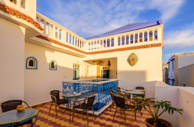Essaouira, Fas - 11 Aralık 2018: Riad geleneksel bir Fas evidir. Fas tarzında açık avlu.