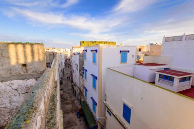 Essaouira, Fas - 11 Aralık 2018: Essaouira şehri. Essaouira Medina 'da geleneksel cadde (eski kent).