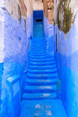 Chefchaouen, Fas - 13 Aralık 2018 Fas turu. Chefchaouen kasabasının güzel mavi Medina 'sı. Geleneksel mavi cadde