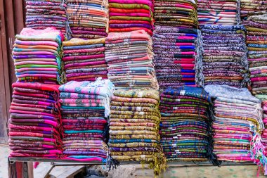Fez, Fas - 15 Aralık 2018: Fez eski kasabasında pazar. Parlak kumaş satışı