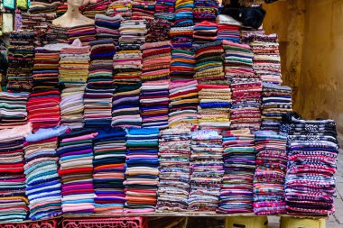 Fez, Fas - 15 Aralık 2018: Fez eski kasabasında pazar. Parlak kumaş satışı