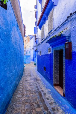 Chefchaouen, Fas - 13 Aralık 2018 Fas turu. Chefchaouen kasabasının güzel mavi Medina 'sı. Geleneksel mavi cadde