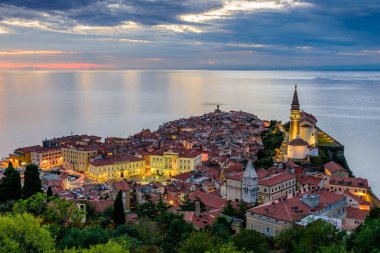 Piran şehri manzarası. Slovenya 'nın Istria kentindeki Adriyatik denizi ve Piran kentinin panoramik manzarası.