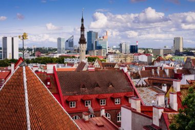 Tallinn, Estonya - 2 Ağustos 2019: Estonya gezisi. Tallinn Eski Kasabası 'nın havadan görünüşü. Şehrin klasik ikonik görünümü.