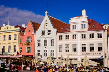 Tallinn, Estonya - 2 Ağustos 2018 Tallinn manzarası. Tarihi binalarla dolu belediye binası, güzel bir yaz manzarası.