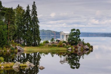 Vyborg 'u görmek, Leningrad bölgesi, Rusya. Monrepo Park, Vyborg 'da çok güzel bir parktır. Güzel sonbahar manzarası