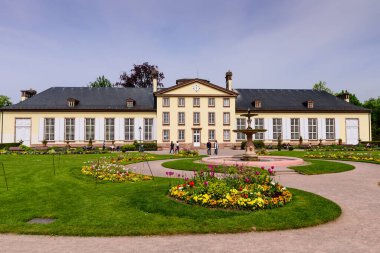 Strasbourg, Fransa - 2 Mayıs 2019: Strasbourg manzarası. Parc de l 'orangerie ve Josephine Pavyonu. Şehir Parkı ve popüler turist eğlencesi.