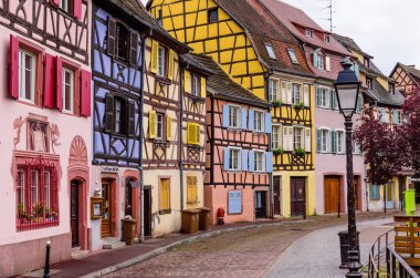 Colmar, Alsace, Fransa - 3 Mayıs 2019: Fransa gezisi. Colmar 'ın eski kasabası Petite Venedik' te inanılmaz renkli yarı ahşap evler.