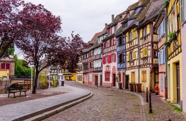 Colmar, Alsace, Fransa - 3 Mayıs 2019: Fransa gezisi. Colmar 'ın eski kasabası Petite Venedik' te inanılmaz renkli yarı ahşap evler.