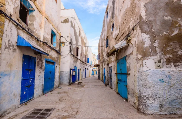 Essaouira, Fas - 11 Aralık 2018: Essaouira şehri. Essaouira Medina 'da geleneksel cadde (eski kent).