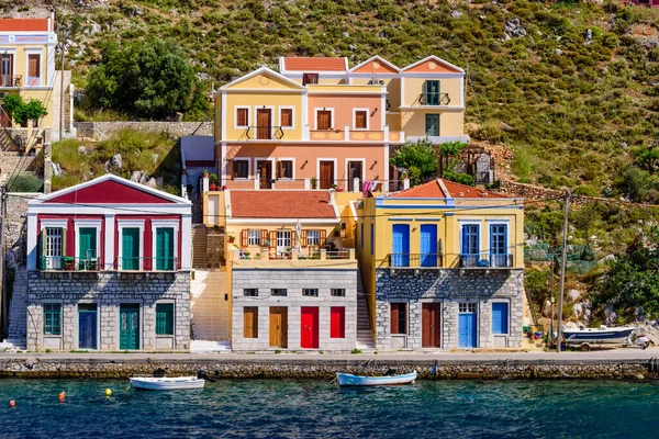 Prohlídka Řecka Cityscape Ostrově Symi Tradiční Světlé Fasády Budov Pobřeží — Stock fotografie