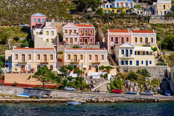 Passeios Turísticos Grécia Cityscape Ilha Symi Fachadas Brilhantes Tradicionais Edifícios — Fotografia de Stock