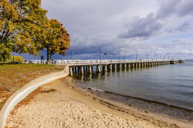 Orlowo, Gdynia, Polonya - 7 Ekim 2019: Baltık deniz kıyısındaki ahşap iskele