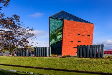 Gdansk, Polonya - 7 Ekim 2019: Polonya turu. Gdansk 'ta İkinci Dünya Savaşı Müzesi, popüler bir turizm merkezi.