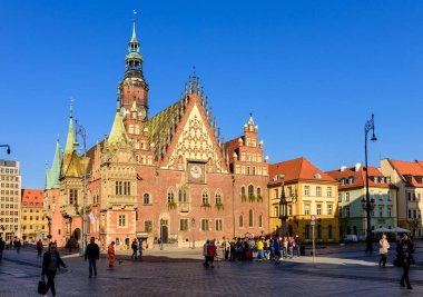 Wroclaw, Polonya - 14 Ekim 2019 Wroclaw manzarası. Wroclaw Belediye Sarayı - Gotik tarzdaki mimari anıt
