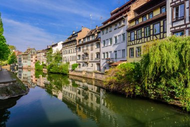 Fransa 'yı gezmek. Petite France Quarter 'ın güzel manzarası. Strasbourg, Alsace, Fransa 'da popüler bir cazibe 