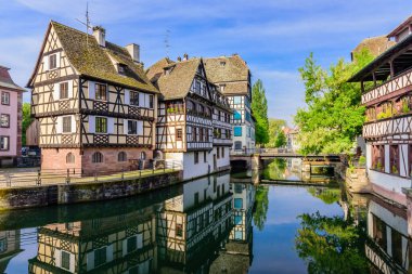Fransa 'yı gezmek. Petite France Quarter 'ın güzel manzarası. Strasbourg, Alsace, Fransa 'da popüler bir cazibe 