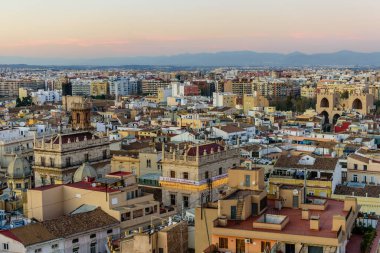 Valencia, İspanya - 4 Ocak 2020 İspanya turu. Valencia 'nın günbatımındaki hava manzarası, Valencia' nın şehir manzarası..