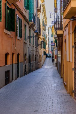 Mallorca Adası, Balearic Adaları, İspanya - 3 Ocak 2019: Palma de Mallorca eski kasabasında renkli dar bir cadde