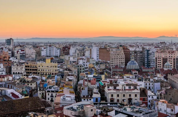 İspanya 'yı gezmek. Valencia 'nın günbatımındaki hava manzarası, Valencia' nın şehir manzarası..