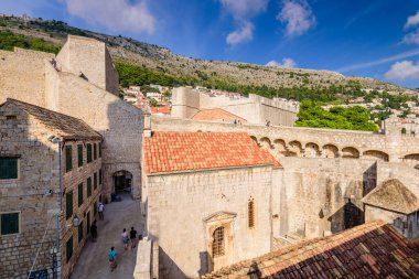 Dubrovnik, Dalmaçya bölgesi, Hırvatistan - 22 Eylül 2018: Hırvatistan 'ı gezmek. Dubrovnik şehir manzarası. Dubrovnik eski bir kasaba, güzel bir yaz manzarası.