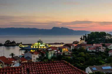 Trpanj, Dalmaçya bölgesi, Hırvatistan - 20 Eylül 2018: Trpanj kenti Hırvatistan 'ın Dalmaçya bölgesindeki Peljesac Yarımadası' nda bulunan pitoresk bir tatil beldesi. Güneşin doğuşunda güzel manzara.