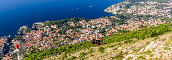 Dubrovnik kasabası, Hırvatistan - 22 Eylül 2018: Hırvatistan 'ı gezmek. Dubrovnik 'in eski kasabasının havadan görünüşü. Turistler için ünlü teleferik.