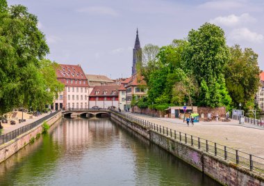 Strasbourg, Alsace, Fransa - 2 Mayıs 2019: Fransa 'yı gezmek. Petite France Quarter 'ın güzel manzarası. Strasbourg 'da popüler bir eğlence merkezi.