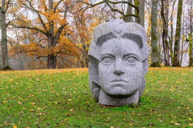 Sigulda, Letonya - 18 Ekim 2019: Letonya gezisi. Sigulda kasabasındaki heykel parkı, güzel sonbahar manzarası.
