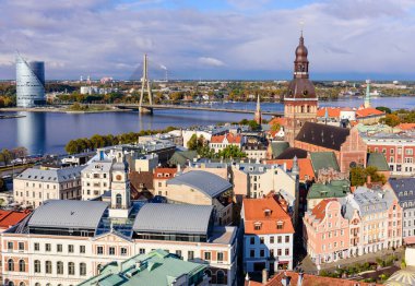 Letonya 'yı gezmek. Riga 'nın eski güzel hava manzarası.