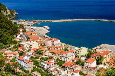 Yunanistan 'ın Samos adasındaki geleneksel bir köy olan Karlovasi köyünün hava manzarası