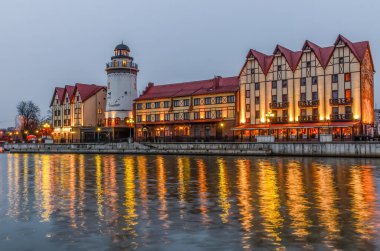 KALININGRAD, RUSSIA - 7 Mart 2015: Balıkçı Köyü 'nün Seddi, gece görüşü
