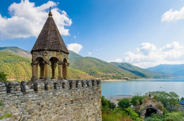 Ananuri, Gürcistan 'da Aragvi Nehri üzerinde bir kale kompleksi. Ananuri Kalesi, Tiflis 'e 70 kilometre uzaklıkta..