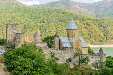Ananuri, Gürcistan - 11 Eylül 2017: Ananuri, Gürcistan 'da Aragvi Nehri üzerinde bir kale kompleksi. Ananuri Kalesi, Tiflis 'e 70 kilometre uzaklıkta..