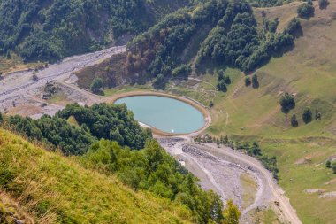 Gürcistan 'ın Gudauri köyü yakınlarındaki dağlardaki rezervuarın havadan görüntüsü..