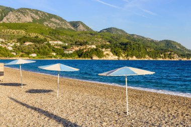 Kokkari plajı Yunanistan 'ın Samos adasında güzel bir çakıl taşı plajıdır.
