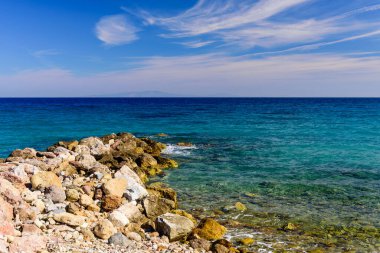 Yunanistan 'ın Samos adasındaki Karlovasi köyünde güzel bir çakıl taşı plajı