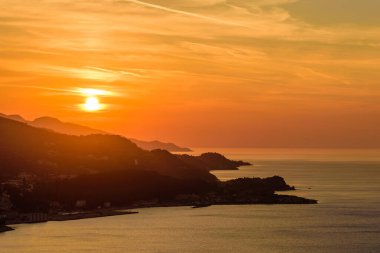 Denizde güzel bir gün batımı. Samos adasının kıyı şeridi günbatımında, Samos adası, Yunanistan