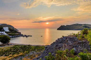 Denizde güzel bir gün batımı. Patmos adasındaki Skala köyü, Dodecanese, Yunanistan