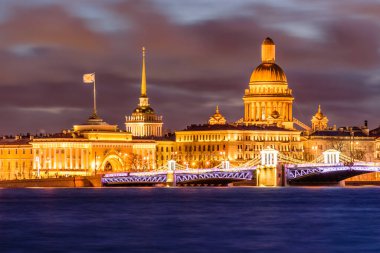 Işıklarla süslenmiş şehrin akşam manzarası. Ana gösterinin görüntüsü - Palace Köprüsü ve St. Isaac Katedrali. Rusya, Saint-Petersburg.