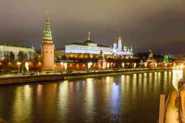 Moskova, Rusya - 2 Ocak 2018: Moskova Kremlin ve Moskova nehrini kış akşamı aydınlatma.