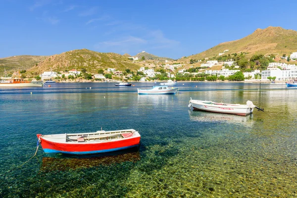在风景如画的格里科斯湾的五彩斑斓的渔船上 格里科斯湾是希腊多迪安帕塔莫斯岛上一个受欢迎的旅游胜地 — 图库照片