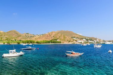 Açık mavi suları, yatları ve balıkçı tekneleri olan Picturesque Körfezi. Grikos Körfezi, Patmos Adası, Dodecanese Adaları, Yunanistan.