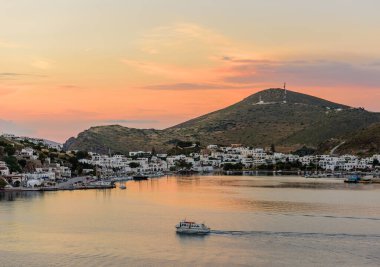 Yunanistan 'ın Dodecanese kentindeki Patmos adasındaki Skala köyünün güzel gün batımı manzarası
