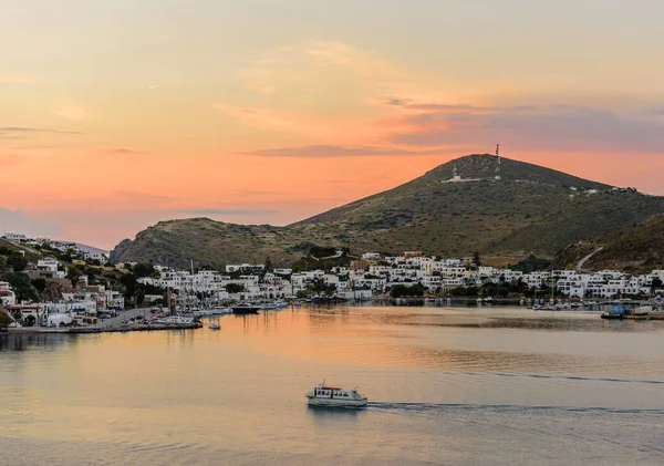 Yunanistan 'ın Dodecanese kentindeki Patmos adasındaki Skala köyünün güzel gün batımı manzarası