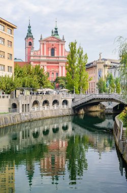 Ljubljana, Slovenya - 11 Eylül 2016: Tromostovje güneşli bir yaz gününde kent merkezinde.