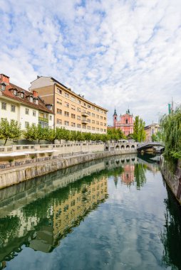 Ljubljana, Slovenya - 11 Eylül 2016: Tromostovje güneşli bir yaz gününde kent merkezinde.