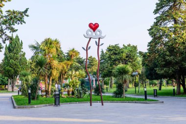 Batumi, Gürcistan - 19 Eylül 2017: Karadeniz seti yakınlarındaki Batumi şehir parkı