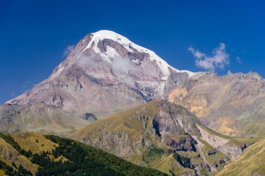 Kazbegi Dağı, Gürcistan 'ın Stepantsminda (Kazbegi) köyü yakınlarında popüler bir doğal cazibe merkezi.
